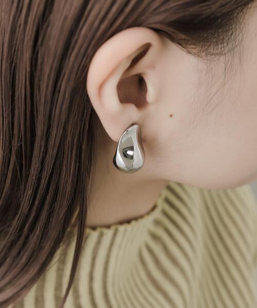 SMELLY（スメリー）の「メタルデフォルメドロップイヤリング（イヤリング・レディース・シルバー・-）」の4枚目の写真