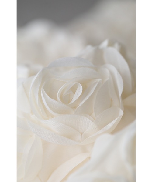 cawaii（カワイイ）の「白いバラに包まれるボリュームブーケスカート