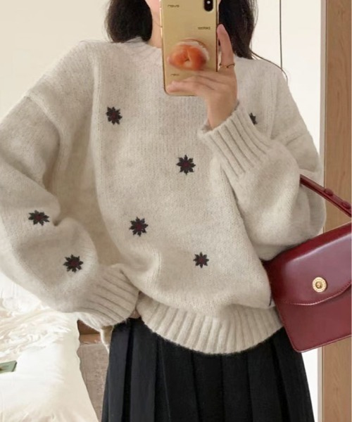 kirakiraShop(キラキラショップ)の「フラワー 刺繍 クルーネック ニット プルオーバー(ニット/セーター・レディース・グレー/アイボリー/オレンジ・FREE)」の1枚目の写真