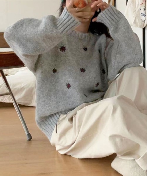 kirakiraShop(キラキラショップ)の「フラワー 刺繍 クルーネック ニット プルオーバー(ニット/セーター・レディース・グレー/アイボリー/オレンジ・FREE)」の2枚目の写真