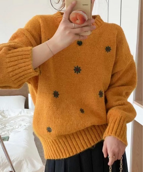 kirakiraShop(キラキラショップ)の「フラワー 刺繍 クルーネック ニット プルオーバー(ニット/セーター・レディース・グレー/アイボリー/オレンジ・FREE)」の3枚目の写真