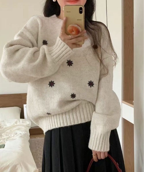 kirakiraShop(キラキラショップ)の「フラワー 刺繍 クルーネック ニット プルオーバー(ニット/セーター・レディース・グレー/アイボリー/オレンジ・FREE)」の4枚目の写真