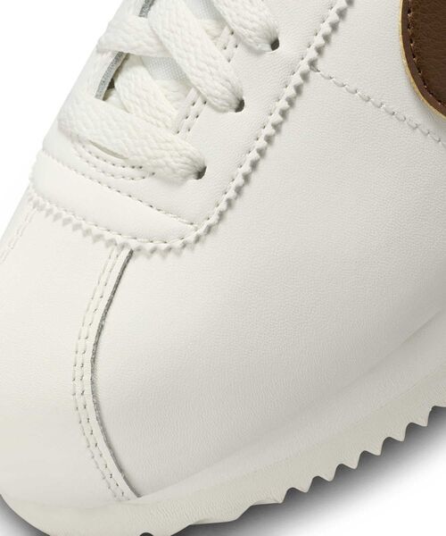 NIKE（ナイキ）の「ナイキ コルテッツ レザー ウィメンズシューズ / Nike Cortez Leather Women's Shoes DN1791-104 Sail（スニーカー・レディース・クリーム・23/24/25/26/27/28/22.5/24.5/23.5/22/29/28.5/25.5/26.5/27.5）」の11枚目の写真
