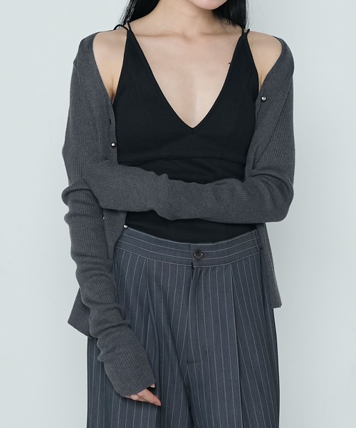 le ELMi（ルエルミ）の「V neck back cross rib camisole with cups / 深Vネック バッククロス カップ付きリブキャミソール（キャミソール・レディース・レッド/ブラウン/ネイビー/ブラック/アイボリー/チャコールグレー・FREE）」の8枚目の写真