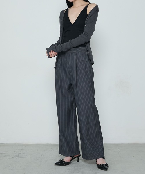 le ELMi（ルエルミ）の「V neck back cross rib camisole with cups / 深Vネック バッククロス カップ付きリブキャミソール（キャミソール・レディース・レッド/ブラウン/ネイビー/ブラック/アイボリー/チャコールグレー・FREE）」の9枚目の写真