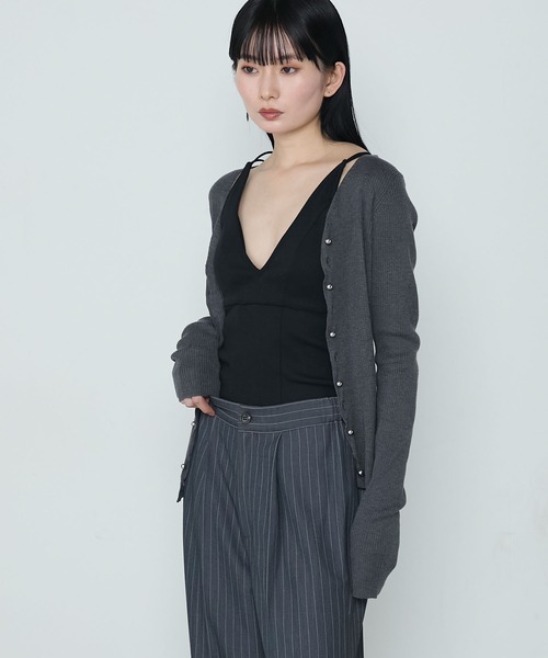 le ELMi（ルエルミ）の「V neck back cross rib camisole with cups / 深Vネック バッククロス カップ付きリブキャミソール（キャミソール・レディース・レッド/ブラウン/ネイビー/ブラック/アイボリー/チャコールグレー・FREE）」の12枚目の写真