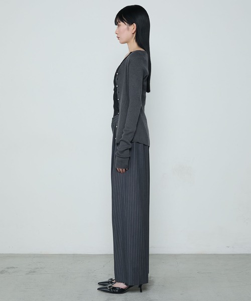 le ELMi（ルエルミ）の「V neck back cross rib camisole with cups / 深Vネック バッククロス カップ付きリブキャミソール（キャミソール・レディース・レッド/ブラウン/ネイビー/ブラック/アイボリー/チャコールグレー・FREE）」の16枚目の写真