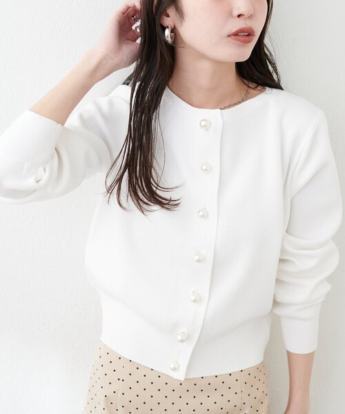 natural couture（ナチュラルクチュール）の「パール釦総針カーデ（カーディガン/ボレロ・レディース・ピンク/チャコールグレー/オフホワイト/サックスブルー・FREE）」の2枚目の写真