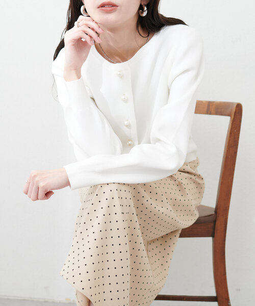 natural couture（ナチュラルクチュール）の「パール釦総針カーデ（カーディガン/ボレロ・レディース・ピンク/チャコールグレー/オフホワイト/サックスブルー・FREE）」の5枚目の写真