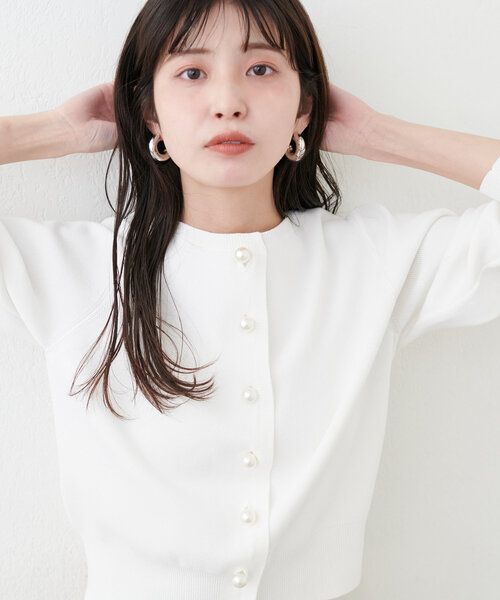 natural couture（ナチュラルクチュール）の「パール釦総針カーデ（カーディガン/ボレロ・レディース・ピンク/チャコールグレー/オフホワイト/サックスブルー・FREE）」の6枚目の写真