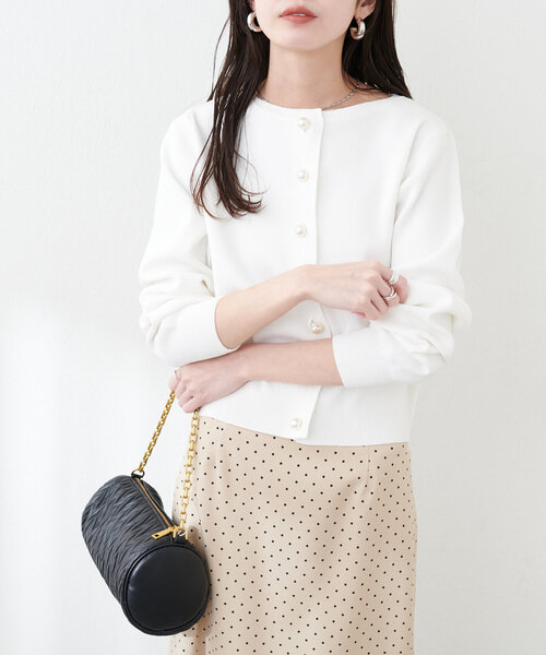 natural couture（ナチュラルクチュール）の「パール釦総針カーデ（カーディガン/ボレロ・レディース・ピンク/チャコールグレー/オフホワイト/サックスブルー・FREE）」の7枚目の写真