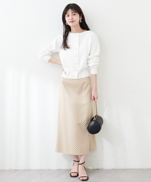 natural couture（ナチュラルクチュール）の「パール釦総針カーデ（カーディガン/ボレロ・レディース・ピンク/チャコールグレー/オフホワイト/サックスブルー・FREE）」の8枚目の写真