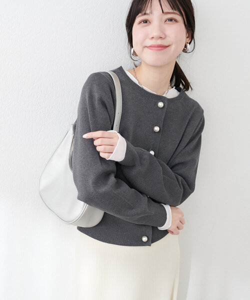 natural couture（ナチュラルクチュール）の「パール釦総針カーデ（カーディガン/ボレロ・レディース・ピンク/チャコールグレー/オフホワイト/サックスブルー・FREE）」の9枚目の写真