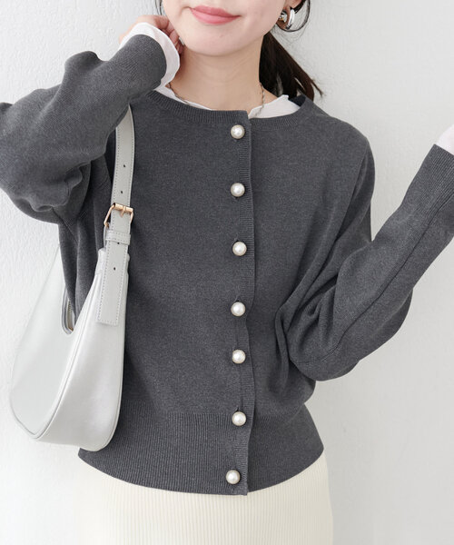 natural couture（ナチュラルクチュール）の「パール釦総針カーデ（カーディガン/ボレロ・レディース・ピンク/チャコールグレー/オフホワイト/サックスブルー・FREE）」の10枚目の写真