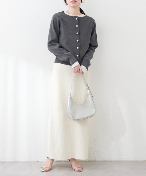 natural couture（ナチュラルクチュール）の「パール釦総針カーデ（カーディガン/ボレロ・レディース・ピンク/チャコールグレー/オフホワイト/サックスブルー・FREE）」の12枚目の写真