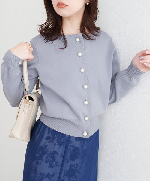 natural couture（ナチュラルクチュール）の「パール釦総針カーデ（カーディガン/ボレロ・レディース・ピンク/チャコールグレー/オフホワイト/サックスブルー・FREE）」の14枚目の写真