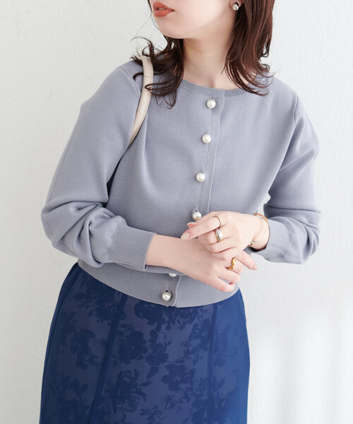 natural couture（ナチュラルクチュール）の「パール釦総針カーデ（カーディガン/ボレロ・レディース・ピンク/チャコールグレー/オフホワイト/サックスブルー・FREE）」の15枚目の写真