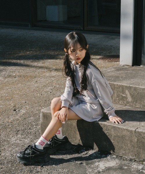 URBAN CHERRY(アーバンチェリー)の「【U.TRACK】バックプリントクロップドハーフジップトップス(スウェット・キッズ・ブラック/グレー/ピンク・110cm/120cm/130cm/140cm/150cm)」の8枚目の写真