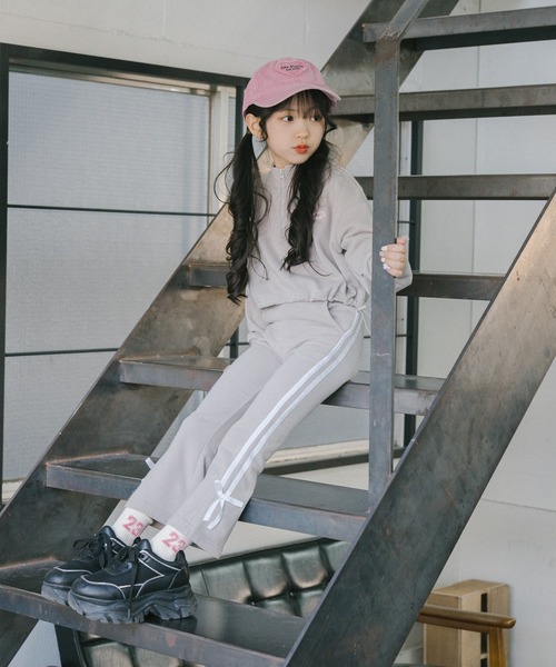 URBAN CHERRY(アーバンチェリー)の「【U.TRACK】バックプリントクロップドハーフジップトップス(スウェット・キッズ・ブラック/グレー/ピンク・110cm/120cm/130cm/140cm/150cm)」の9枚目の写真