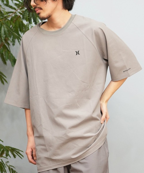 Hurley (ハーレー)の「Hurley/ハーレー 水着 ラッシュガード 半袖 Tシャツ 撥水 水陸両用 MUSS251089(ラッシュガード・メンズ・グレイッシュベージュ/ホワイト/ブラック/グレイッシュブルー・XL/L/M)」の3枚目の写真