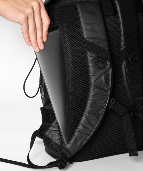 MAKAVELIC(マキャベリック)の「Unit Roll Top Mountain Backpack(バックパック/リュック・メンズ・ブラック・ONESIZE)」の14枚目の写真