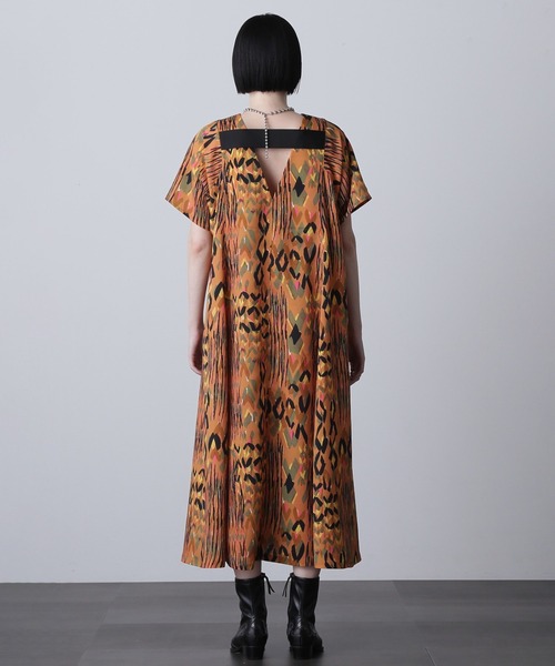 ROSE BUD（ローズバッド）の「(mici)プリントVネックドレス（ワンピース・レディース・ブラウン/ブラック・ONE SIZE）」の8枚目の写真