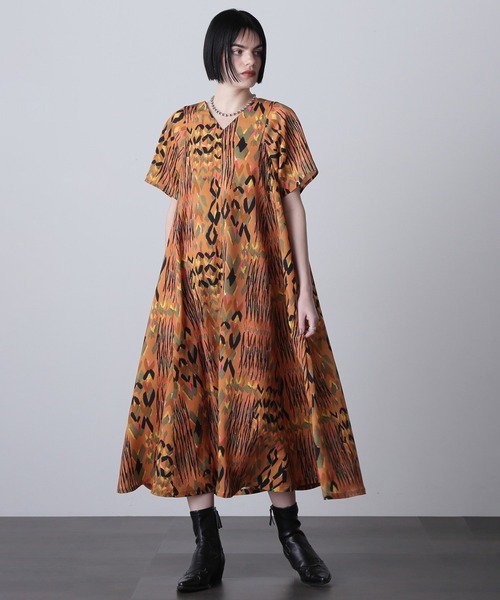 ROSE BUD（ローズバッド）の「(mici)プリントVネックドレス（ワンピース・レディース・ブラウン/ブラック・ONE SIZE）」の9枚目の写真