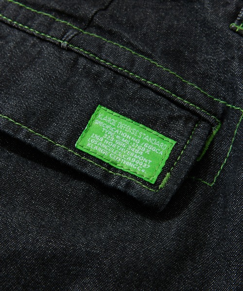 XLARGE（エクストララージ）の「COLOR STITCHED DENIM CARGO PANTS（デニムパンツ・メンズ・インディゴブルー/ブラック・30inch/32inch/34inch/36inch）」の5枚目の写真
