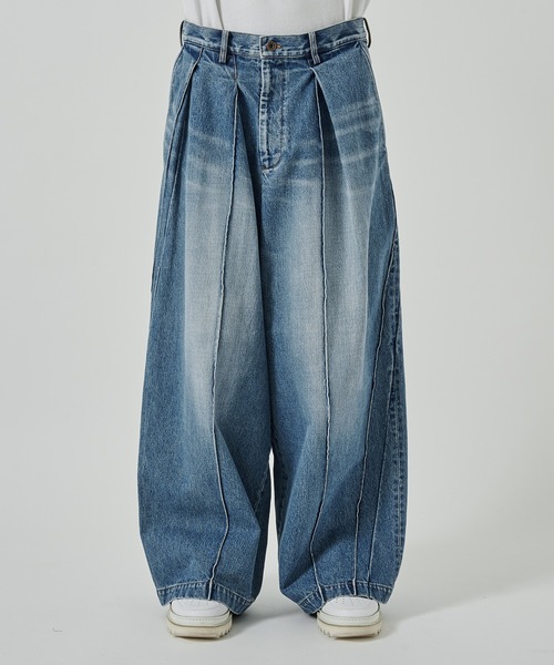 KHOKI（コッキ）の「【KHOKI】別注 Pleat-design denim pants（デニムパンツ・メンズ・インディゴブルー・2/3）」の3枚目の写真
