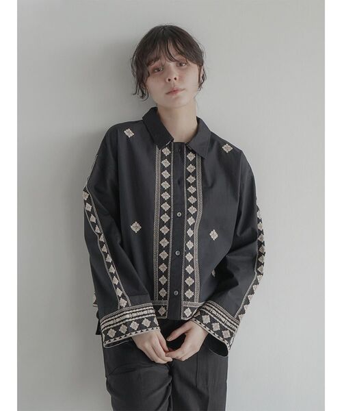 FIKA.(フィーカ)の「Ethnic embroidered shirt(シャツ/ブラウス・レディース・ブラック/オフホワイト/イエロー・MEDIUM)」の21枚目の写真