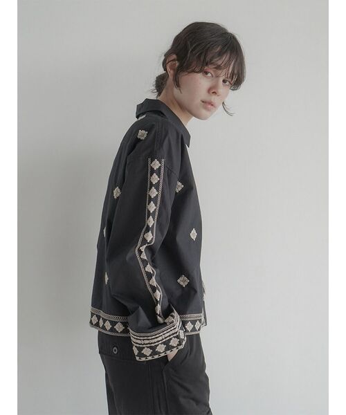 FIKA.(フィーカ)の「Ethnic embroidered shirt(シャツ/ブラウス・レディース・ブラック/オフホワイト/イエロー・MEDIUM)」の22枚目の写真