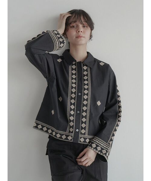 FIKA.(フィーカ)の「Ethnic embroidered shirt(シャツ/ブラウス・レディース・ブラック/オフホワイト/イエロー・MEDIUM)」の2枚目の写真