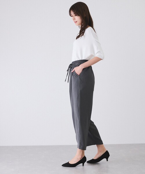 Jayro(ジャイロ)の「梨地マットサテンバレルレッグパンツ(その他パンツ・レディース・チャコールグレー/オフホワイト/ブルー/ブラック/ベージュ・M)」の19枚目の写真