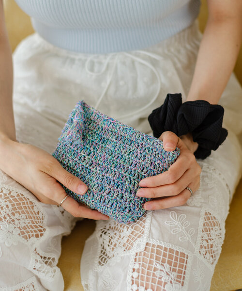 Kastane（カスタネ）の「【新色追加/4色展開】ラメクロシェポーチ（ポーチ・レディース・パープル/ブルー系その他/サーモンピンク/ホワイト・FREE）」の5枚目の写真