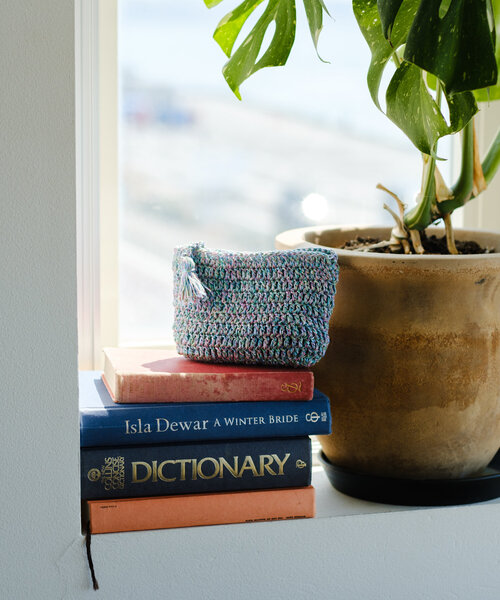 Kastane（カスタネ）の「【新色追加/4色展開】ラメクロシェポーチ（ポーチ・レディース・パープル/ブルー系その他/サーモンピンク/ホワイト・FREE）」の7枚目の写真