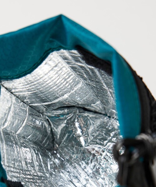 FREAK'S STORE（フリークスストア）の「PARIPARI × SAUVENIR × FREAK'S STORE/パリパリ × サウベニア × フリークスストア 別注 オールナイトサウナ クージーバッグ/ポーチ（ショルダーバッグ・メンズ・グリーン・ONE SIZE）」の6枚目の写真