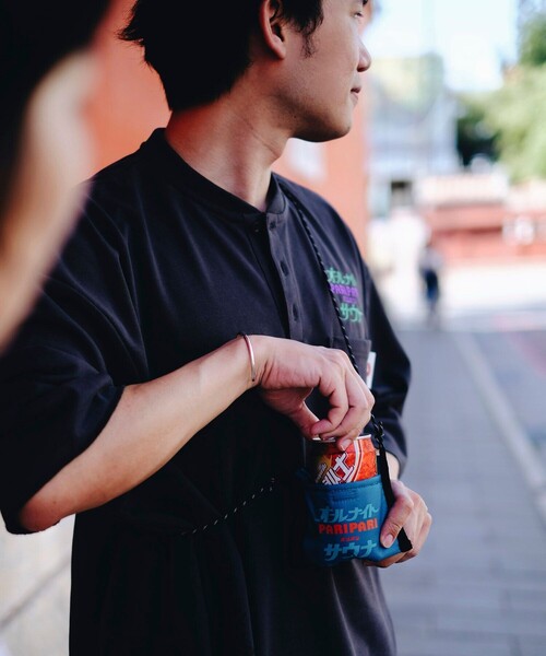 FREAK'S STORE（フリークスストア）の「PARIPARI × SAUVENIR × FREAK'S STORE/パリパリ × サウベニア × フリークスストア 別注 オールナイトサウナ クージーバッグ/ポーチ（ショルダーバッグ・メンズ・グリーン・ONE SIZE）」の9枚目の写真