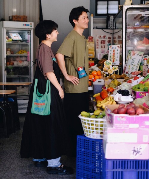 FREAK'S STORE（フリークスストア）の「PARIPARI × SAUVENIR × FREAK'S STORE/パリパリ × サウベニア × フリークスストア 別注 オールナイトサウナ クージーバッグ/ポーチ（ショルダーバッグ・メンズ・グリーン・ONE SIZE）」の12枚目の写真