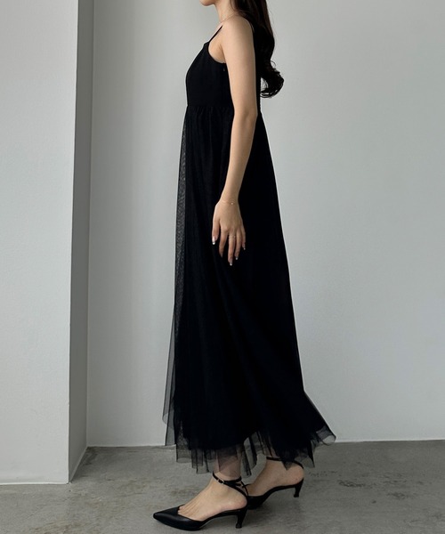 Louere(ルエレ)の「カシュクールニット+ラッフルチュールキャミワンピースSET(ワンピース・レディース・アイボリー/ブラック/チャコール・LARGE/MEDIUM/SMALL)」の9枚目の写真