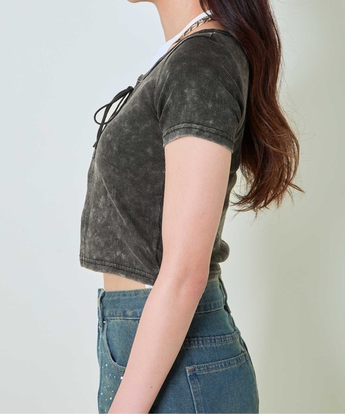 GORGE(ゴージ)の「《編み上げ×ピグメント加工》レイヤード風コンパクトトップス(Tシャツ/カットソー・レディース・ボルドー/スミクロ/カーキ・F)」の13枚目の写真