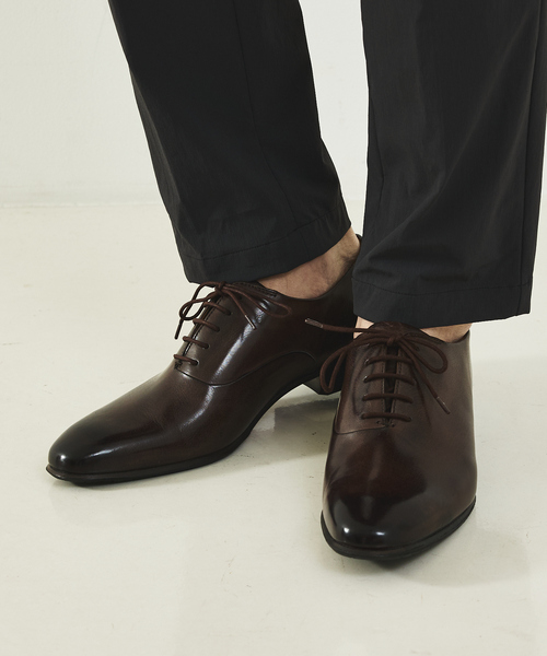 alfredoBANNISTER（アルフレッドバニスター）の「セミスクエアトゥ ホールカットシューズ（ドレスシューズ・メンズ・ブラック/ダークブラウン/キャメル・44/40/41/42/43/45/39）」の2枚目の写真