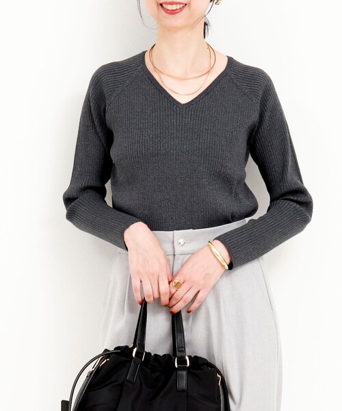 MICO COULIER（ミコクリエ）の「スーパーストレッチ ラメリブVネックプルオーバーニット（ニット/セーター・レディース・ブルー/チャコールグレー/ライトグレー・38）」の2枚目の写真
