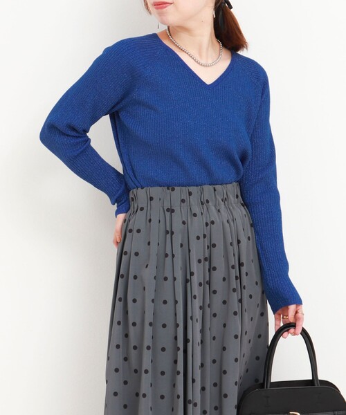 MICO COULIER（ミコクリエ）の「スーパーストレッチ ラメリブVネックプルオーバーニット（ニット/セーター・レディース・ブルー/チャコールグレー/ライトグレー・38）」の3枚目の写真