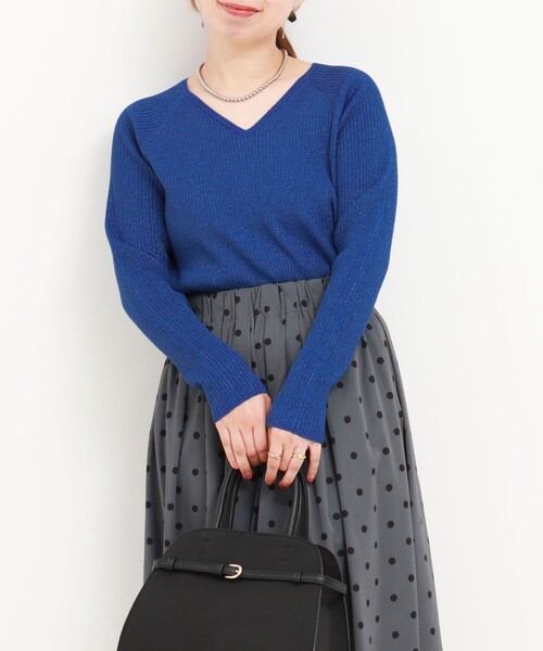 MICO COULIER（ミコクリエ）の「スーパーストレッチ ラメリブVネックプルオーバーニット（ニット/セーター・レディース・ブルー/チャコールグレー/ライトグレー・38）」の5枚目の写真