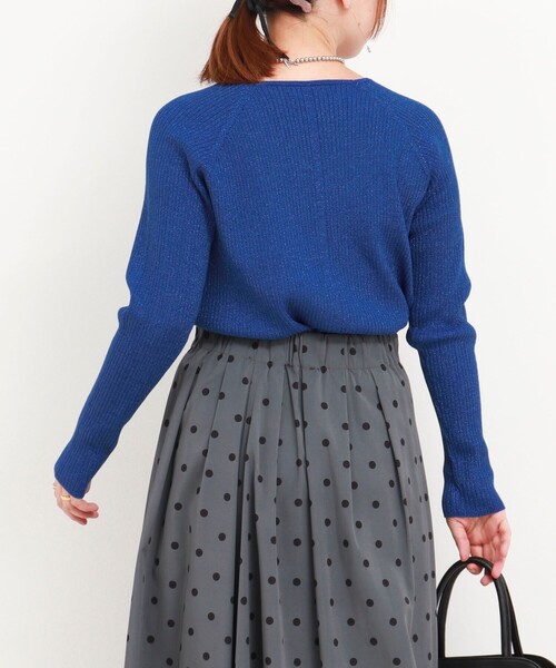 MICO COULIER（ミコクリエ）の「スーパーストレッチ ラメリブVネックプルオーバーニット（ニット/セーター・レディース・ブルー/チャコールグレー/ライトグレー・38）」の8枚目の写真