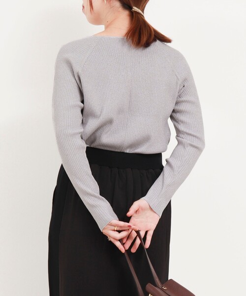 MICO COULIER（ミコクリエ）の「スーパーストレッチ ラメリブVネックプルオーバーニット（ニット/セーター・レディース・ブルー/チャコールグレー/ライトグレー・38）」の21枚目の写真