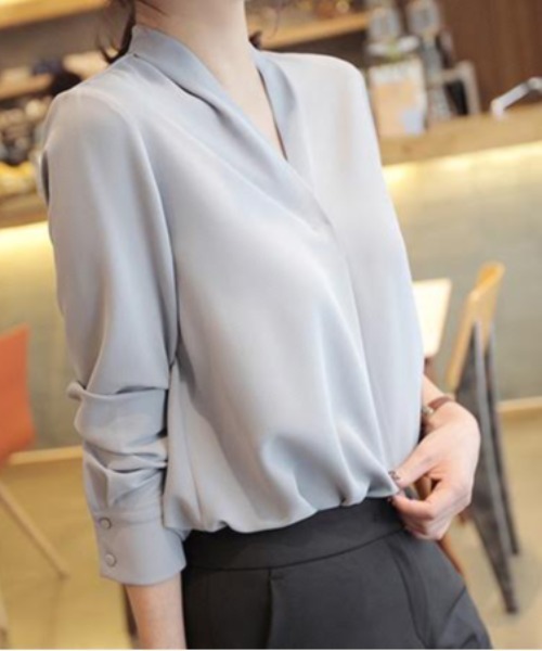 cammie(キャミー)の「フロントタックブラウス(Tシャツ/カットソー・レディース・オフホワイト/ライトブルー・LARGE/MEDIUM)」の1枚目の写真