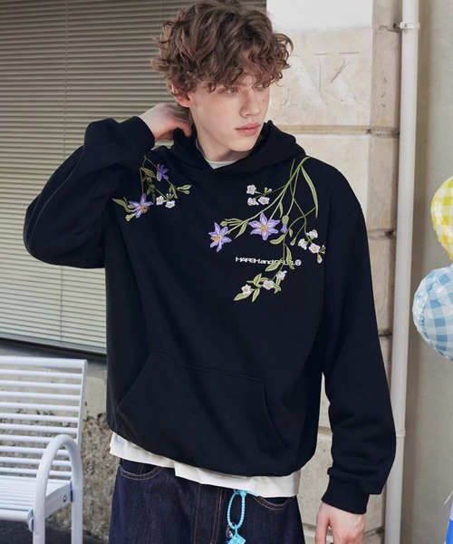 HARSH AND CRUEL(ハーシュアンドクルーエル)の「フラワー刺繍フーディ ビッグシルエット ユニセックス HC25W1TP05【Harsh and Cruel】【2025AW】(パーカー・メンズ・ブラック/ホワイト・L/XL/M)」の2枚目の写真