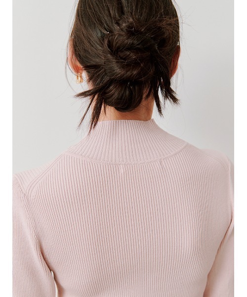 SNIDEL（スナイデル）の「ハイネックリブプルオーバー（ニット/セーター・レディース・ピンク/ホワイト/イエロー/ブラック・F）」の9枚目の写真