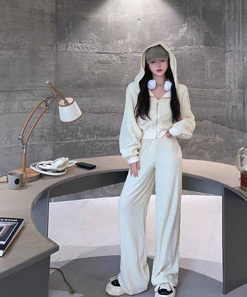 gossip！ロサンゼルス（ゴシップロサンゼルス）の「フード付きクロップドジャケット ハイウエストワイドパンツ セットアップ レディース 2 色展開（セットアップ・レディース・ブラック/オフホワイト・S/M）」の11枚目の写真